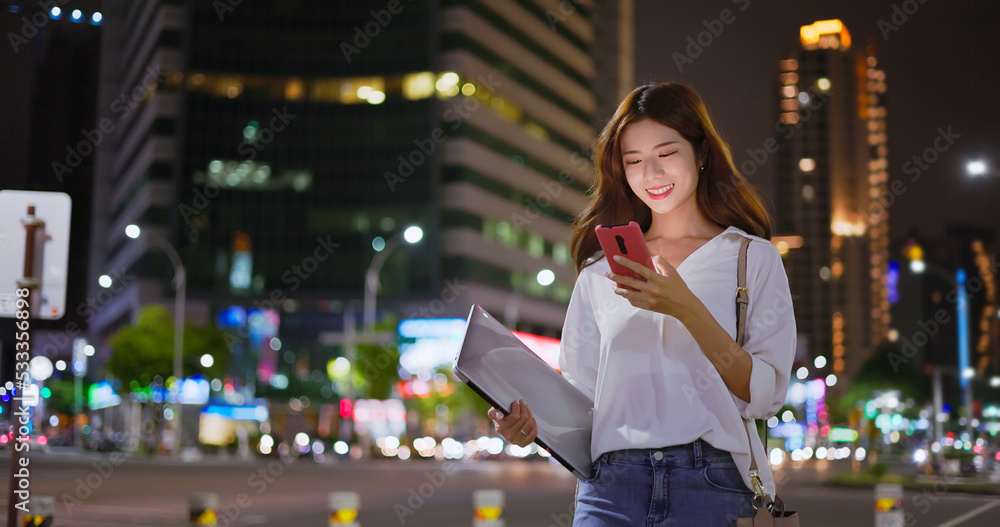 女商人在城市里行走