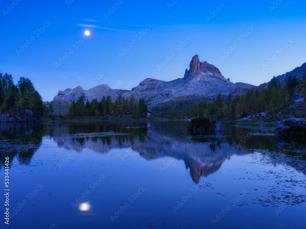 高山和湖面倒影。Lago Federa，Dolomite Alps，Italy。Landsca