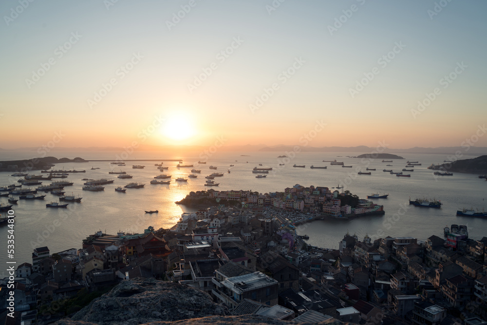 浙江台州的海滨港口，周围有住宅。