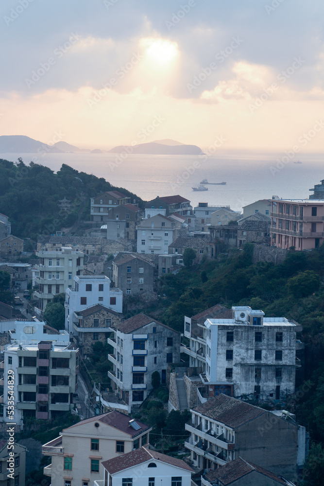 浙江台州的海滨港口，周围有住宅。