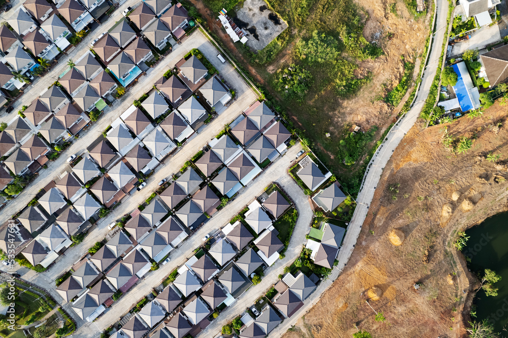 新开发房地产。a f期间住宅和车道附近的鸟瞰图