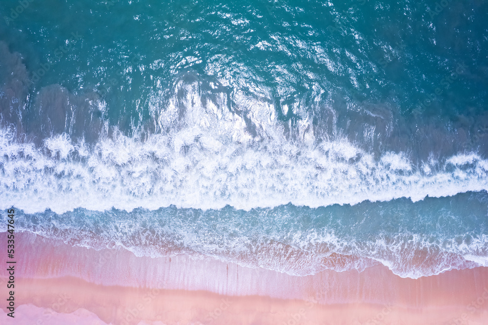 海滩上空的鸟瞰无人机，美丽的海浪背景，海滩沙海表面，夏日大海