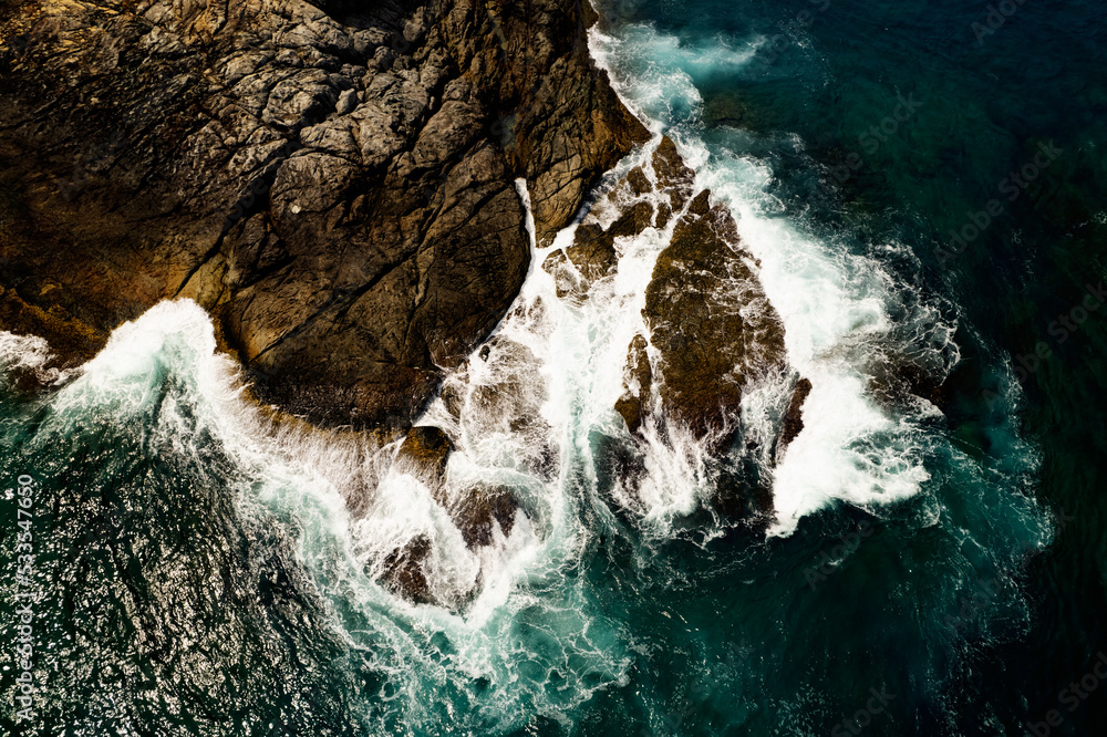 海浪拍打岩石的鸟瞰图，海浪上拍摄的海景鸟瞰图，图片来源