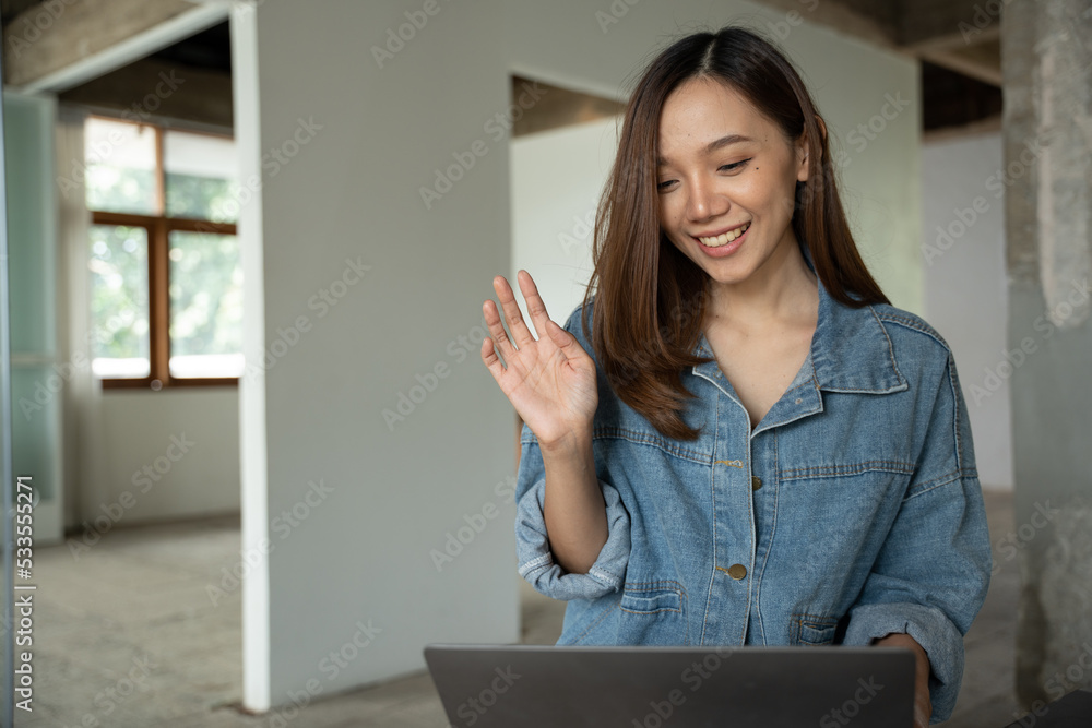 漂亮的年轻女人在用电脑笔记本电脑工作。