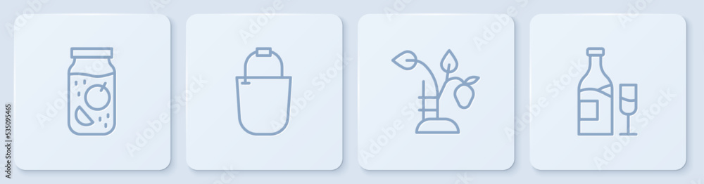 套装果酱罐、草莓灌木、水桶和带玻璃的酒瓶。白色方形按钮。矢量