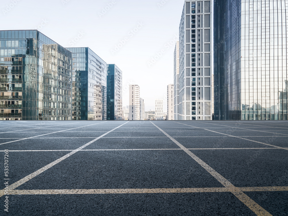 道路与现代城市建筑景观天际线