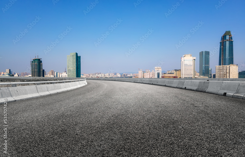 道路与现代城市建筑景观天际线