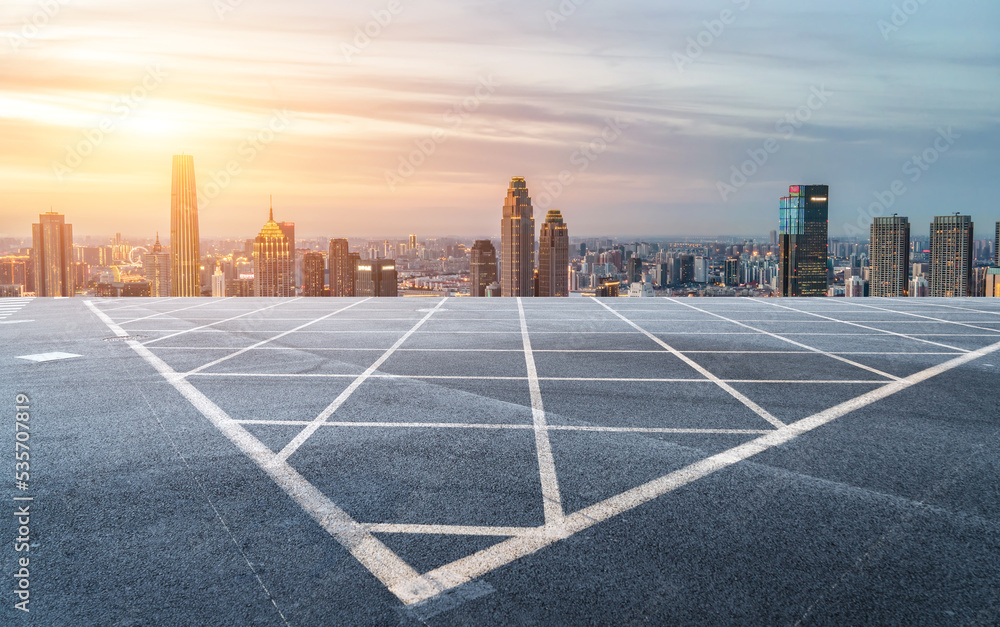 道路与现代城市建筑景观天际线