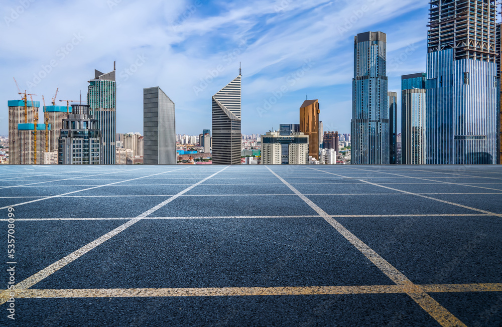 道路与现代城市建筑景观天际线