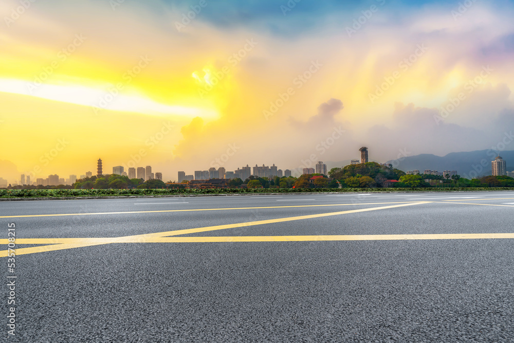 道路与现代城市建筑景观天际线