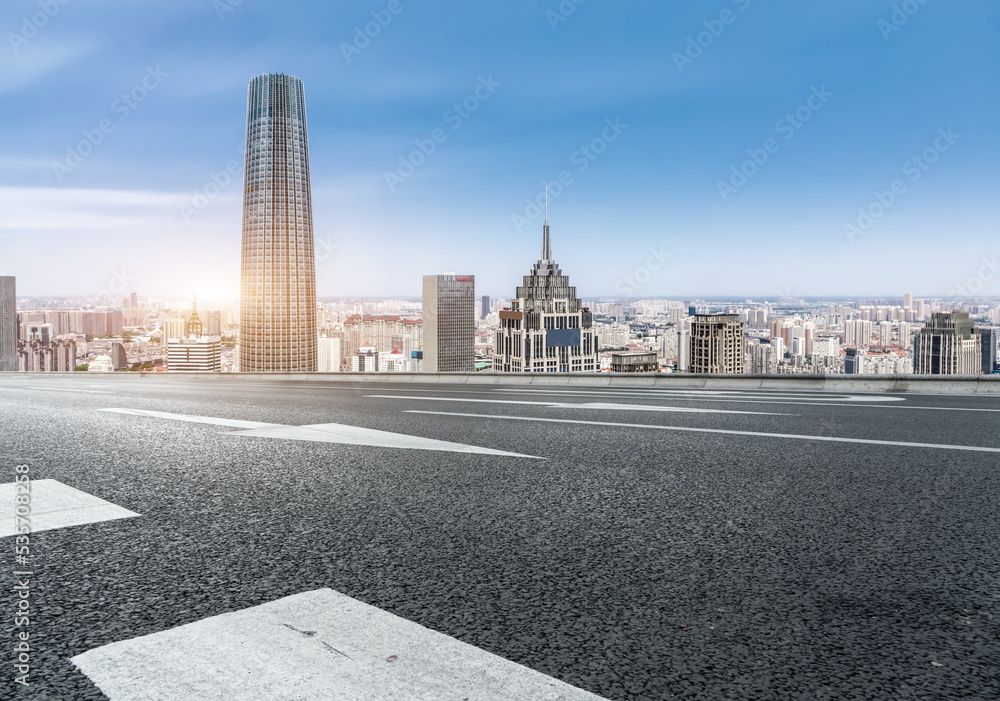 道路与现代城市建筑景观天际线