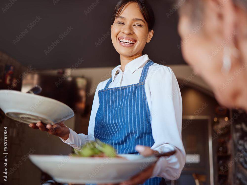 餐厅的女服务员，为顾客提供食物、健康沙拉，并面带微笑地提供服务。W