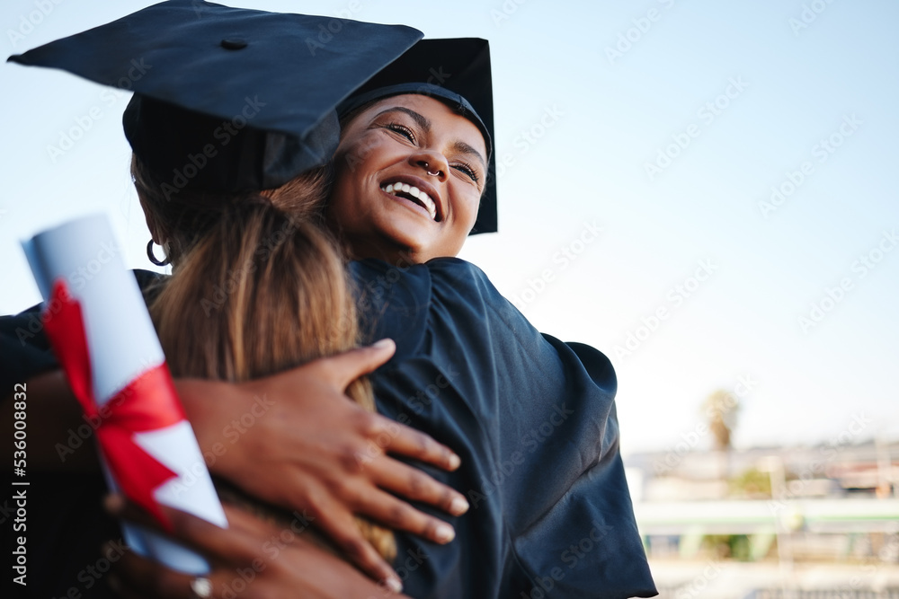 学生们，毕业了，在大学里拥抱庆祝，一起快乐。女性，朋友和毕业生