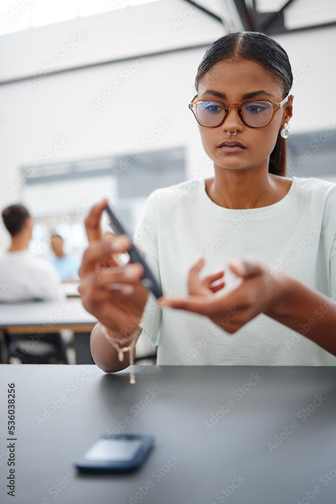 教育、笔和女学生在大学、学院的空闲时间放松