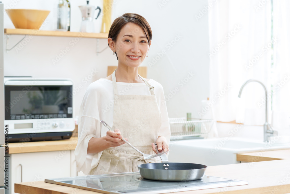 キッチンで料理をする女性のポートレート