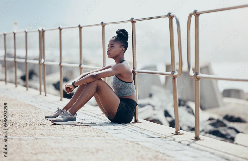 跑步者，海洋，夏天在户外水边跑步时思考休息。黑人女性，