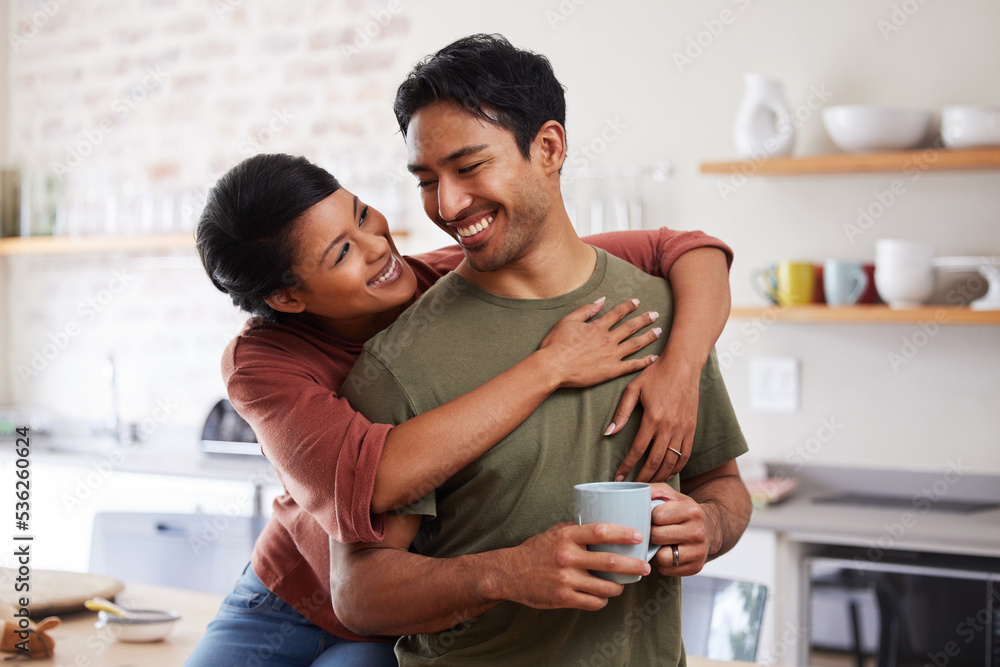 情侣，厨房，早上在家里享受咖啡、爱和拥抱的快乐。男人、女人和茶