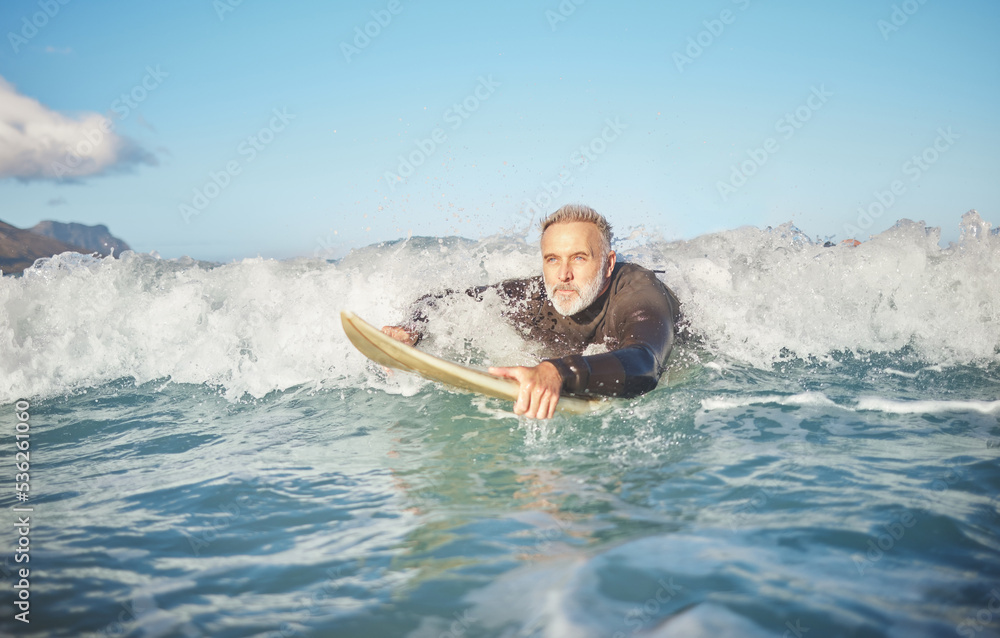 海浪、老年人在海滩冲浪以及澳大利亚暑假的健康健身生活方式。