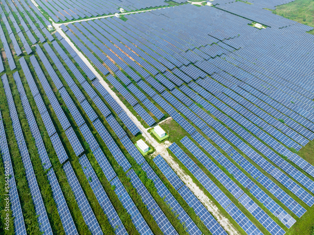 日落时农场的太阳能发电站