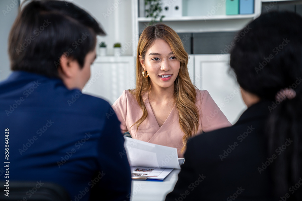 一位年轻的亚洲女性候选人试图通过自己的能力给面试官留下深刻印象。国际合作