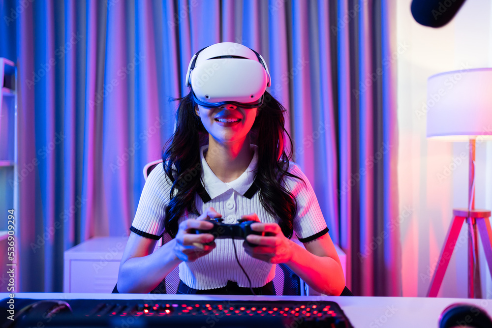 亚洲年轻的Esport女性玩家使用科技VR眼镜玩游戏