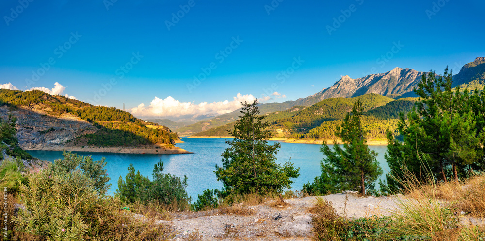 美丽如画的山区全景，山丘上覆盖着森林、湖泊和r