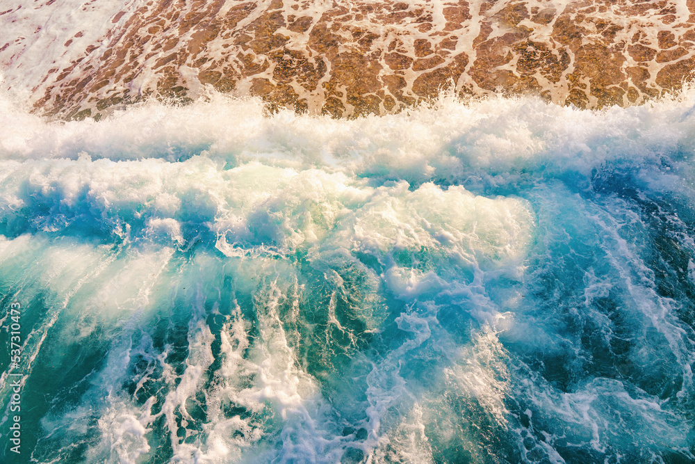 美丽的海浪自然背景图像，海浪在沙滩上流动，白色的帽子