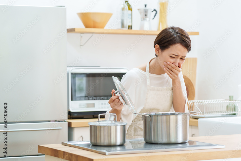 料理を失敗した女性