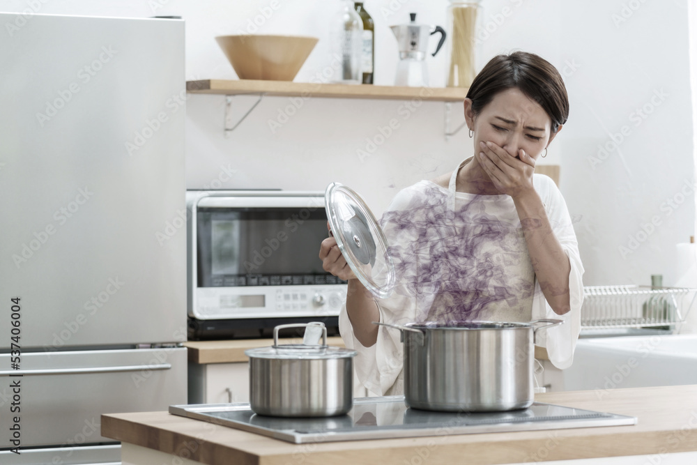 料理を失敗した女性