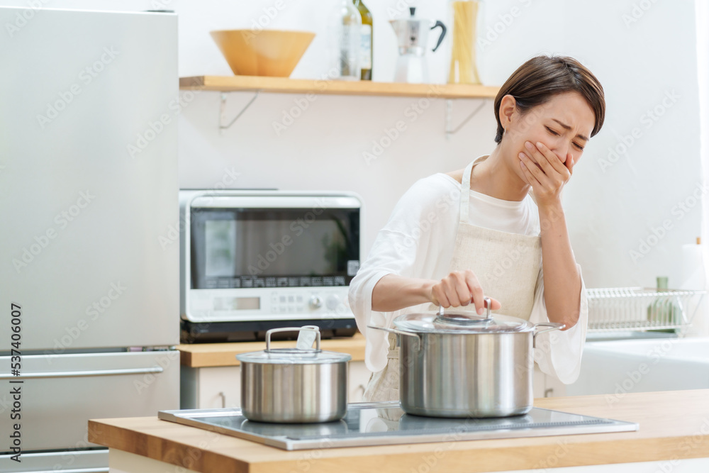 料理を失敗した女性