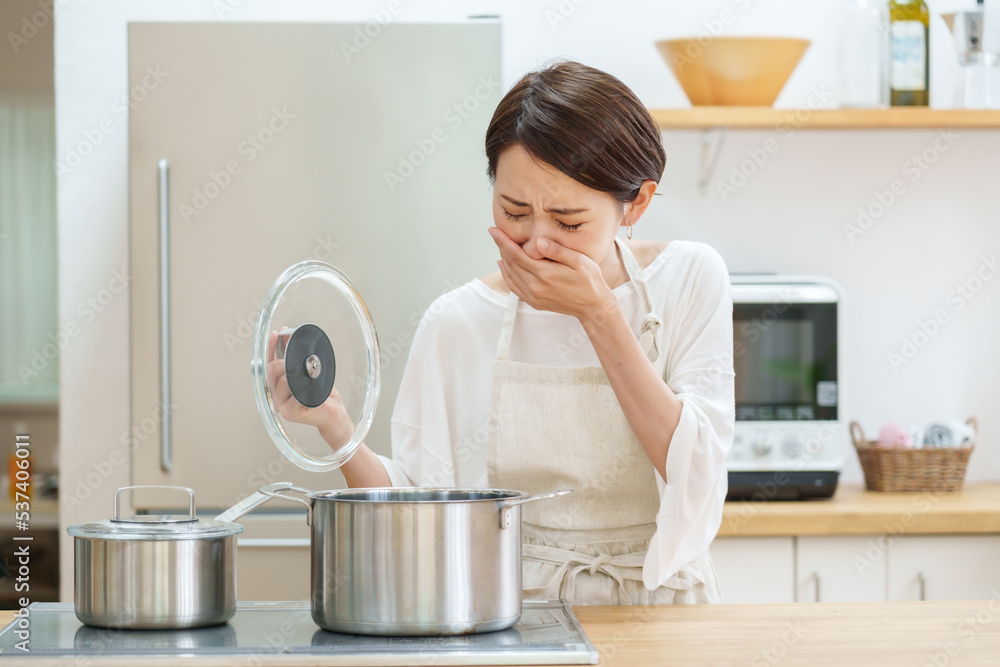 料理を失敗した女性