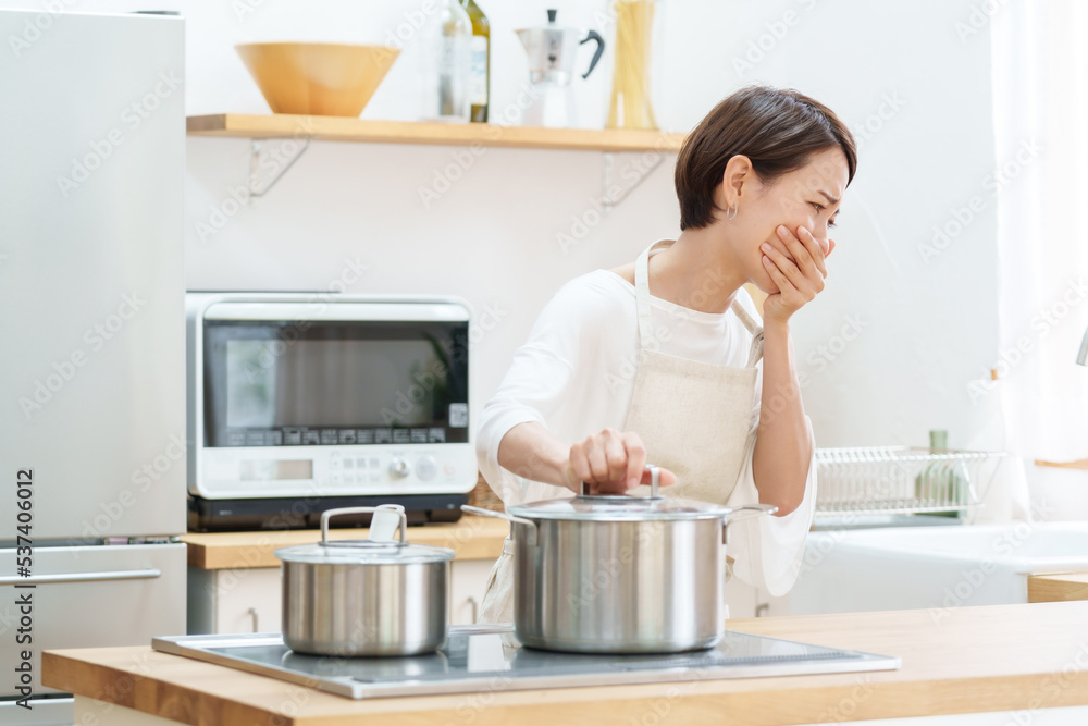 料理を失敗した女性