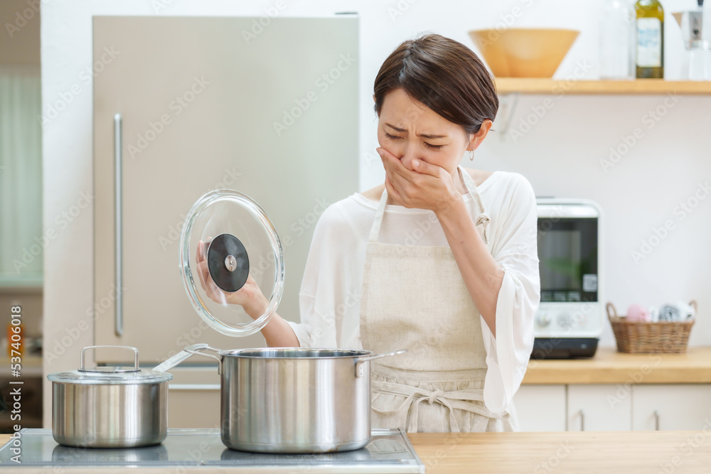 料理を失敗した女性