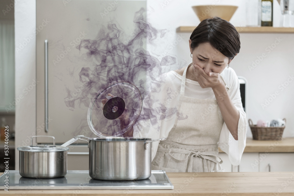 料理を失敗した女性