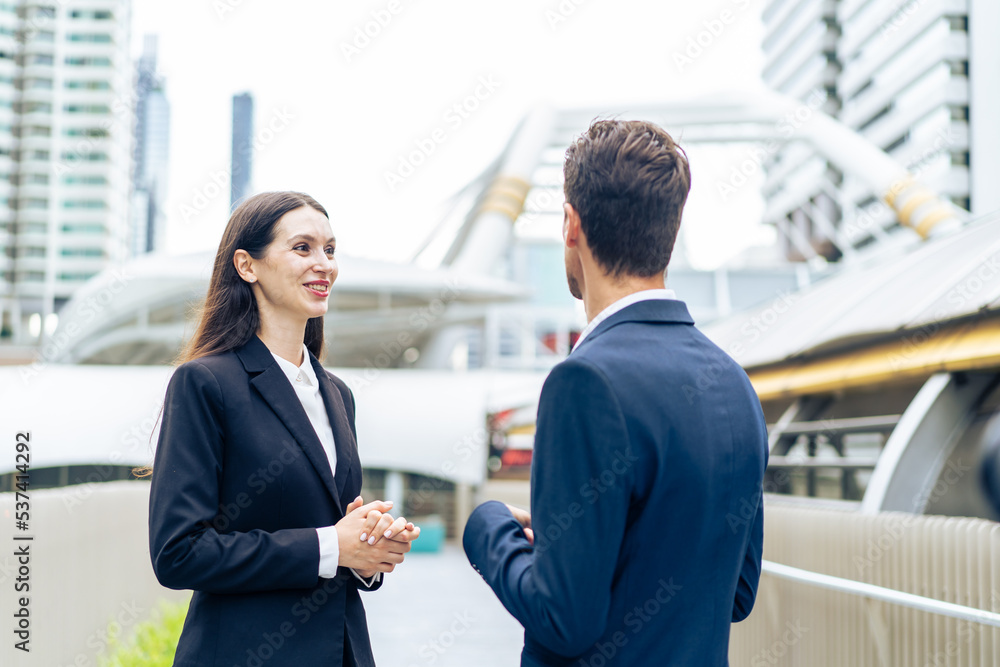 站在城市户外的高加索商人和女商人。