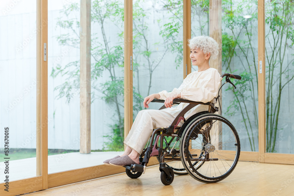 車椅子に座るシニア女性