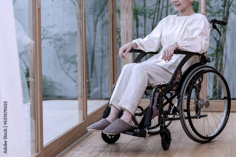 車椅子に座るシニア女性