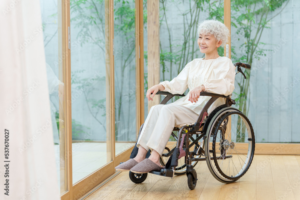 車椅子に座るシニア女性