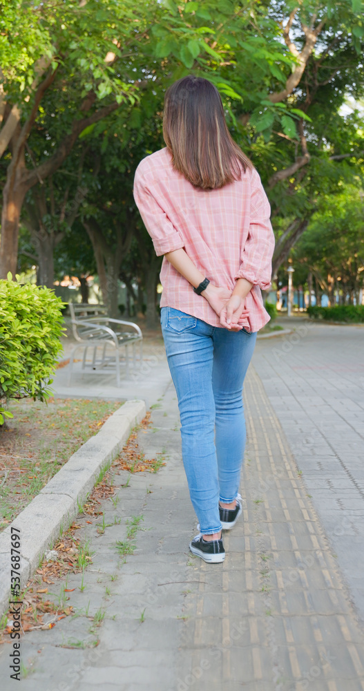 女人在公园里散步