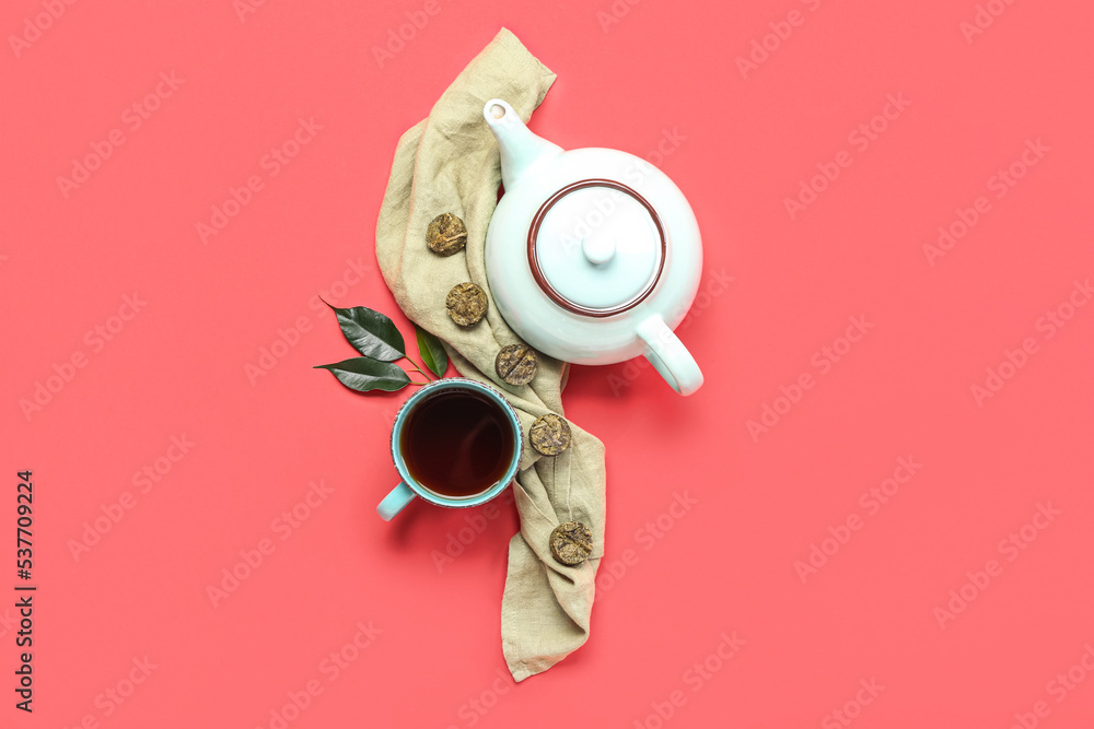 红色背景的干压普洱茶、茶壶和杯子的餐巾