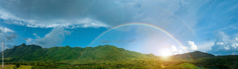 山上天空中的彩虹，在大自然中飞行的全景，雨中的彩虹，鸟瞰图