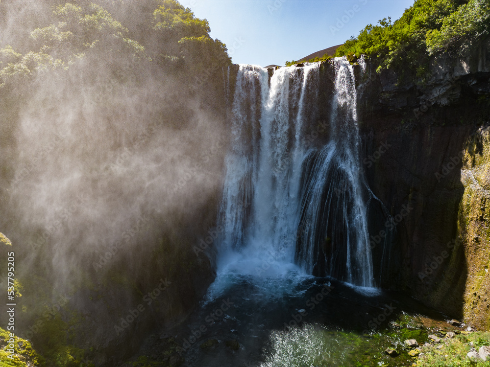 冰岛西南部风景如画的瀑布。