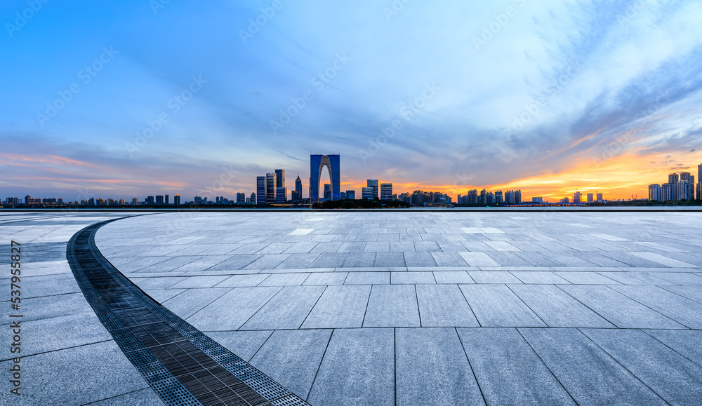 中国江苏省苏州市的城市景观。日落时空旷的广场和城市天际线。