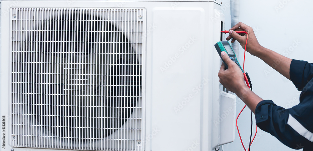 Air conditioner technicians use a multimeter to check electricity and Part of the preparation to ins