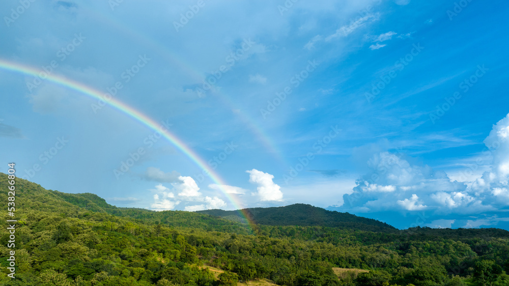 山上天空中的彩虹，在大自然中飞行的全景，雨中的彩虹，鸟瞰图