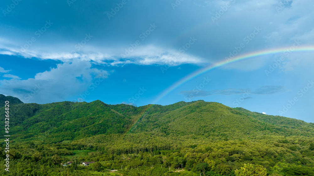 山上天空中的彩虹，在大自然中飞行的全景，雨中的彩虹，鸟瞰图