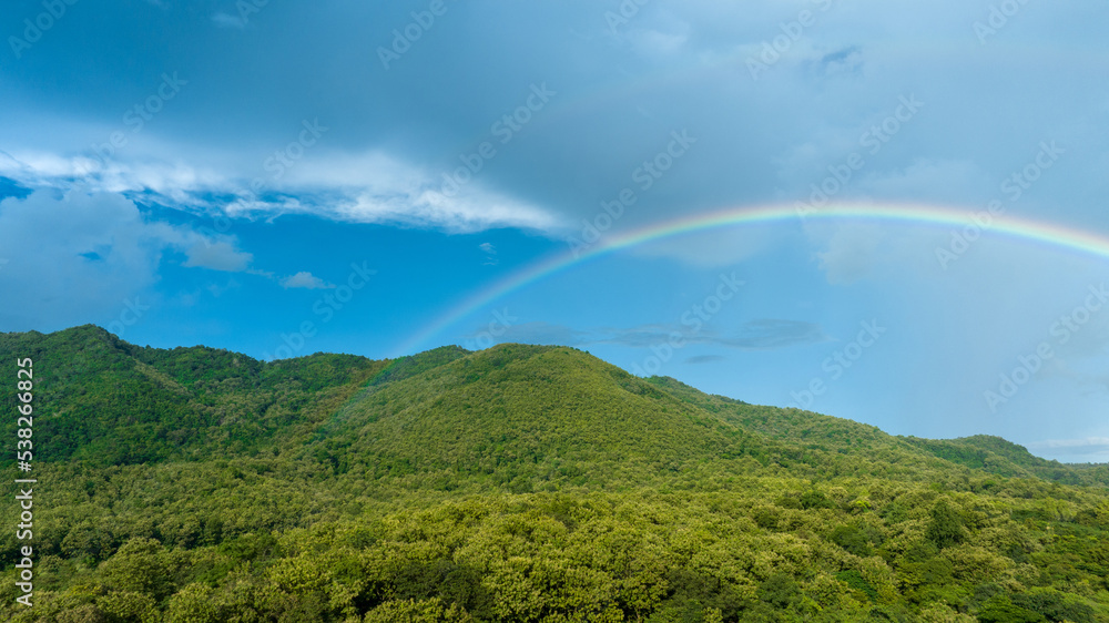 山上天空中的彩虹，在大自然中飞行的全景，雨中的彩虹，鸟瞰图