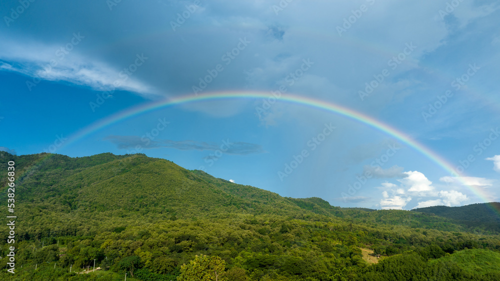 山上天空中的彩虹，在大自然中飞行的全景，雨中的彩虹，鸟瞰图