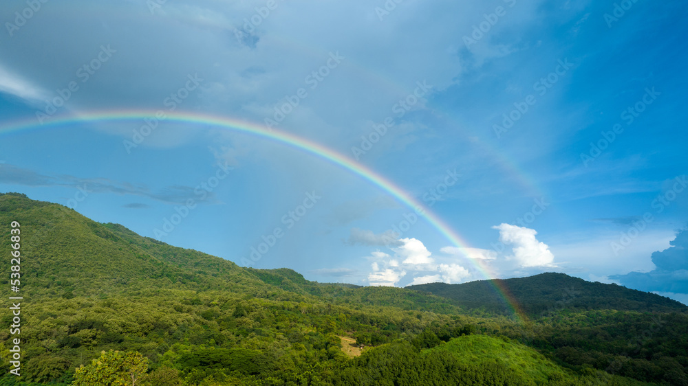 山上天空中的彩虹，在大自然中飞行的全景，雨中的彩虹，鸟瞰图