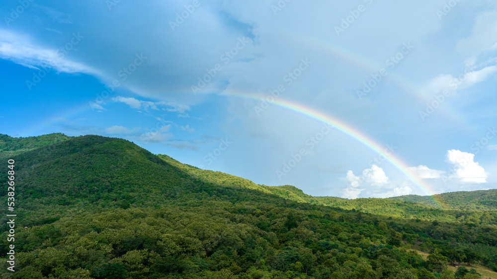 山上天空中的彩虹，在大自然中飞行的全景，雨中的彩虹，鸟瞰图